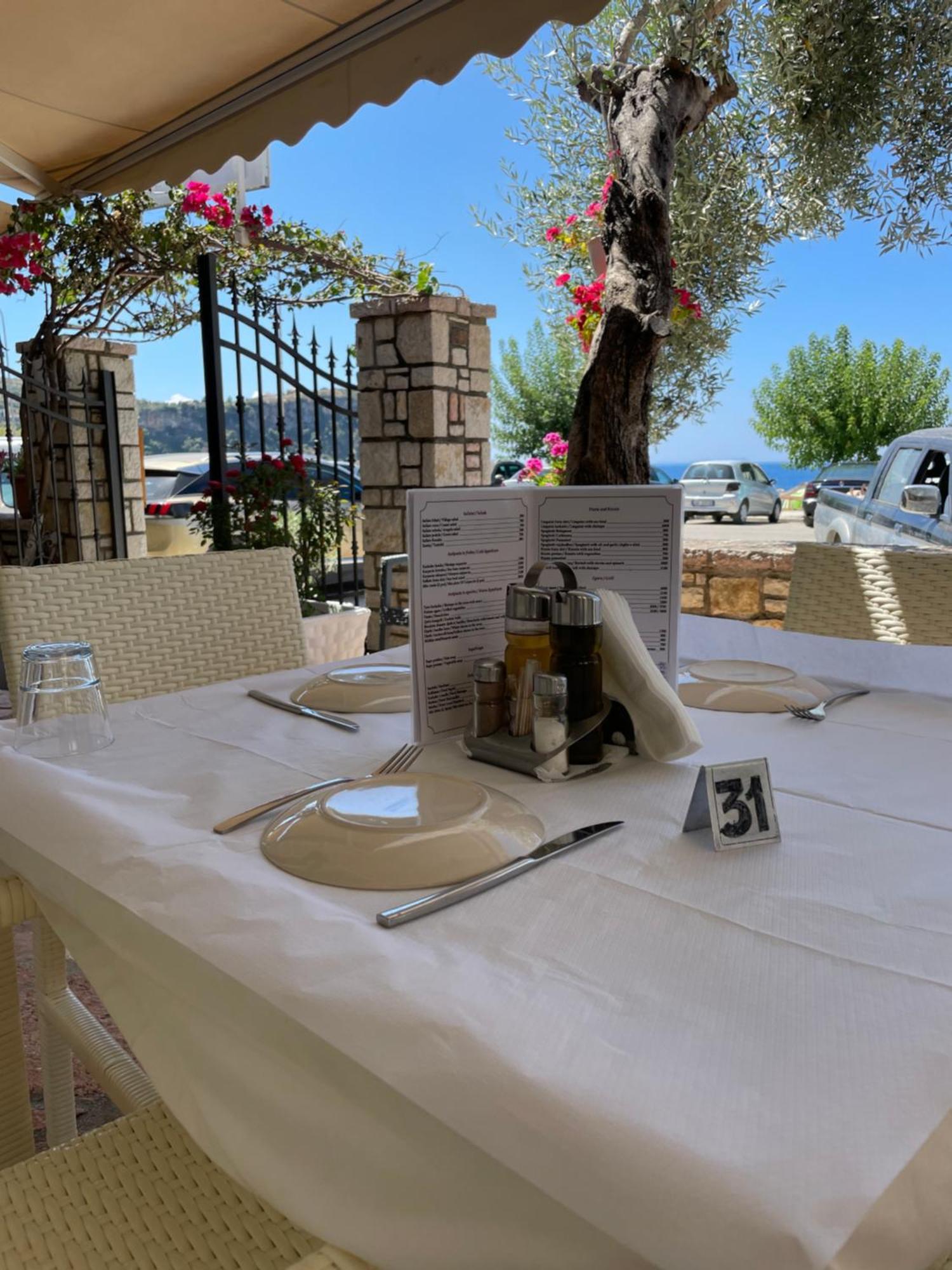 Rondo'S Hotel Himare Esterno foto